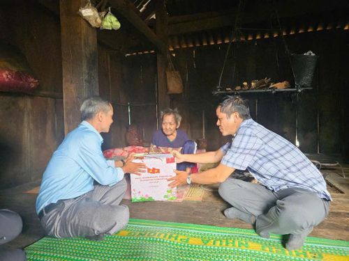 Ông Đinh Ngọc Hải, Phó Chủ tịch Ủy ban MTTQ Việt Nam tỉnh Gia Lai thăm gia đình chính sách. Ảnh: ĐS.