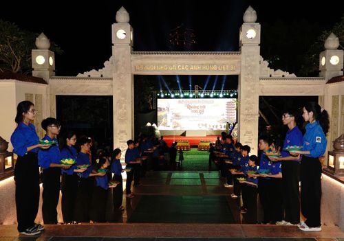 Tuổi trẻ thành kính thắp nến tri ân 10 cô gái Ngã ba Đồng Lộc. Ảnh: TĐ.