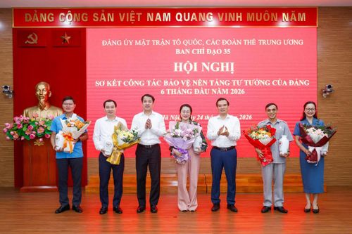 Đồng chí Ngô Văn Cương - Phó Bí thư, Trưởng Ban Chỉ đạo 35 Đảng ủy; đồng chí Nguyễn Minh Chung - Ủy viên Ban Thường vụ, Trưởng Ban Tuyên giáo và Dân vận Đảng ủy, Phó Trưởng ban Thường trực Ban Chỉ đạo 35 Đảng ủy tặng hoa tri ân các thành viên thôi không tham gia Ban Chỉ đạo 35 Đảng ủy nhiệm kỳ 2025 – 2030.