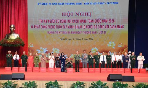 Chủ tịch UBTƯ MTTQ Việt Nam Bùi Thị Minh Hoài, và Đại tướng Lương Tam Quang tặng quà tri ân gia đình những người có công. Ảnh: Quang Vinh