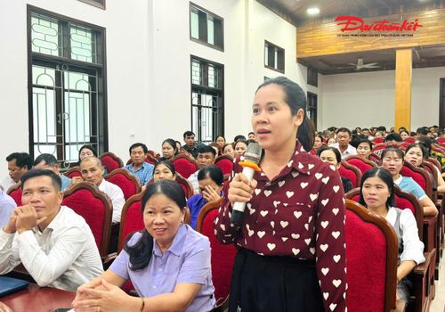 Cán bộ Mặt trận 69 xã, phường và 827 Trưởng Ban Công tác Mặt trận thôn, tổ dân phố trên địa bàn Hà Tĩnh được trang bị kiến thức, trao đổi chuyên môn nghiệp vụ về công tác Mặt trận. Ảnh: TG.