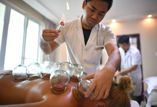  Du khách Nga được nhân viên y tế điều trị bằng y học cổ truyền tại Viện Điều dưỡng Y học Cổ truyền Quốc tế Hữu nghị Sanya, tỉnh Hải Nam, Trung Quốc, hồi tháng 6. Ảnh: Xinhua. 