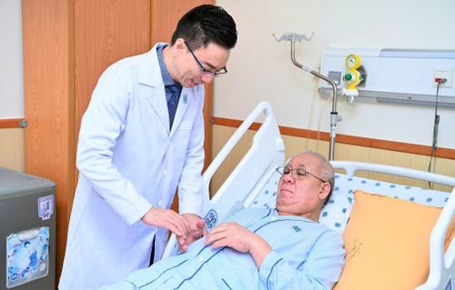  Một bệnh nhân người nước ngoài mắc ung thư trực tràng được điều trị tại Bệnh viện Đại học Y Dược TP.HCM. Ảnh: TTXVN. 
