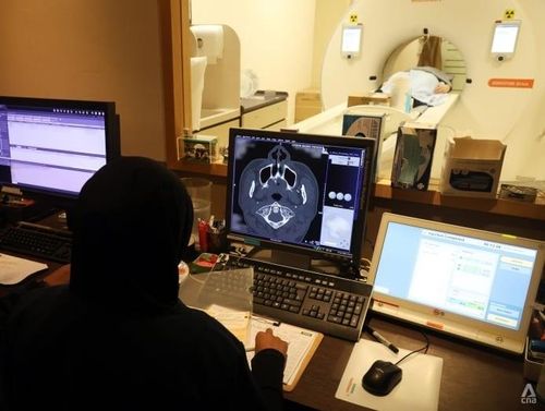  Một bệnh nhân nước ngoài thực hiện chụp chiếu tại Phòng khám Chẩn đoán hình ảnh Lifescan Imaging Clinic của Singapore Medical Group. Ảnh: CNA. 