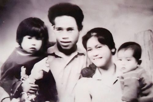  Gia đình liệt sĩ Đặng Bá Triều, thời bà Đặng Thu Thủy, Đặng Thu Vân còn nhỏ. Ảnh: NVCC.