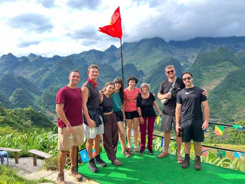 Một mình đến từ Hà Lan, bà Annemarie chọn tour ghép khi khám phá Hà Giang, gặp gỡ những người bạn mới.