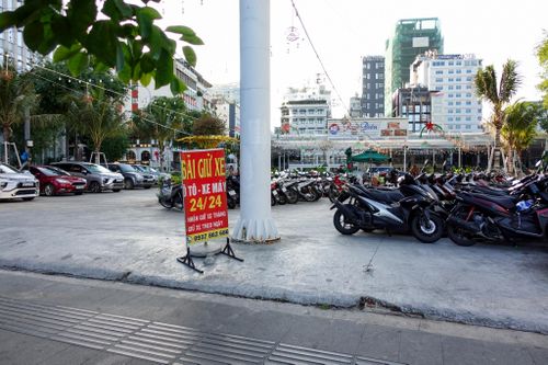  Một phần khu đất đoạn đối diện Công trường Mê Linh đang được tận dụng làm bãi giữ xe máy, ôtô. 