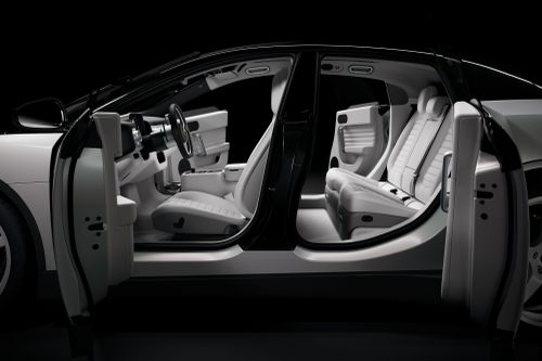 Nội thất của chiếc Ferrari Luce đầu tiên sử dụng da Le Mans màu Perla, một chất liệu độc quyền được phát triển cho chương trình Ferrari Tailor Made và được làm từ những tấm da Thụy Sĩ được lựa chọn kỹ lưỡng.