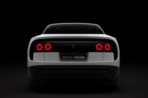 Cụm đèn hậu của mẫu EV này có dạng panel lấy cảm hứng từ các siêu xe Ferrari 360 Modena hay 458 Italia. Cánh gió khí động học phía sau được thiết kế "floating" (nổi).