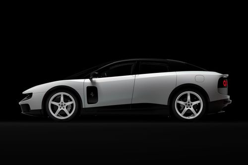 Nước sơn sở hữu một loại sắc tố đặc biệt do Ferrari Tailor Made sản xuất, có khả năng tạo ra những phản chiếu óng ánh chuyển từ màu xanh lá cây sang màu tím tùy thuộc vào cường độ và góc độ ánh sáng.