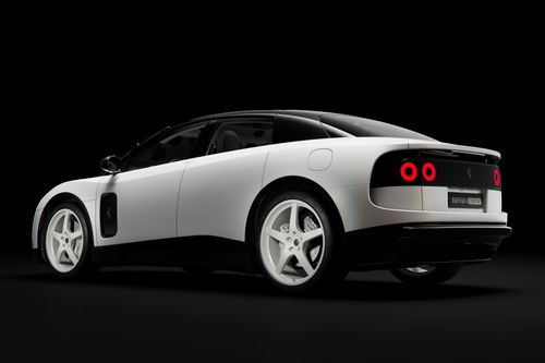 Siêu xe này còn được cá nhân hóa thông qua chương trình Ferrari Tailor Made, phối hợp cùng Ferrari Design Studio, mang đến nhiều chi tiết và tùy chọn thiết kế độc bản.
