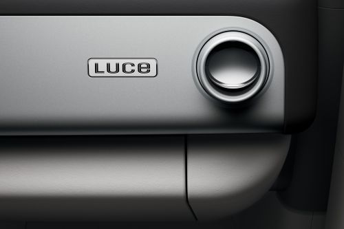 Mặc dù là một mẫu xe điện, khối lượng của Ferrari Luce chỉ vào khoảng 2.260 kg, cho ra khả năng tăng tốc 0-100 km/h chỉ trong 2,5 giây, trước khi đạt tốc độ tối đa hơn 310 km/h.