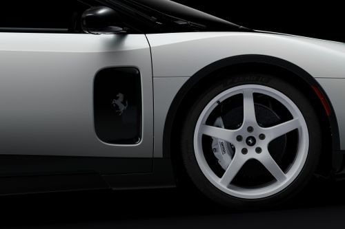 Ferrari trang bị cho mẫu xe điện này bộ mâm 5 chấu sơn trắng, kích thước 22 inch ở cầu trước và 23 inch ở cầu sau. Kết hợp với thiết kế này là cụm phanh bespoke sơn trắng và logo "Prancing Horse" màu trắng trang trí phía sau hốc bánh trước.