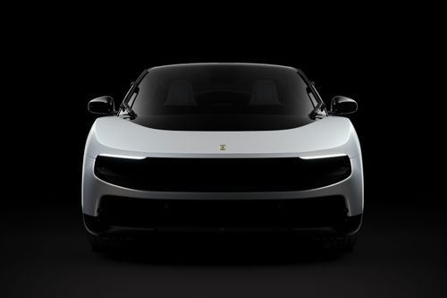 Ngoại thất của siêu xe Ferrari Luce đầu tiên được định hình bởi lớp sơn trắng Madreperla Semi-Gloss độc quyền, giữ được độ sâu và độ bóng của hiệu ứng ngọc trai đồng thời tạo ra sự cân bằng tinh tế giữa bề mặt bóng và nhám.