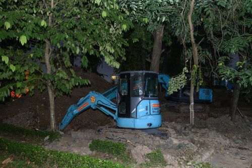  Dự kiến hố được mở rộng đến mép đường Trường Sơn. 
