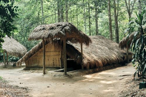 Trên mặt đất chỉ là một mái nhà lợp lá, nhưng bên dưới là các căn cứ ngầm sâu 3-12 m. Ảnh: Nguyễn Đức Thủ.