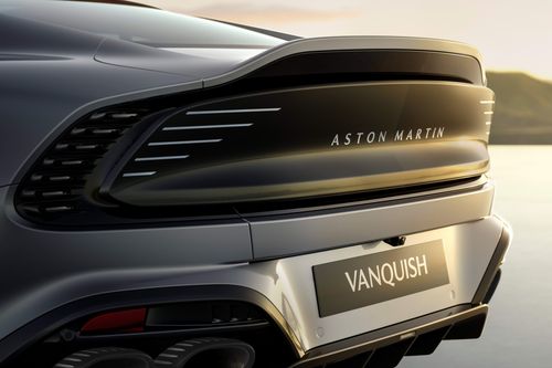  Phần đuôi xe vẫn giữ nguyên thiết kế Kamm và bề mặt "Shield" đặc trưng. Huy hiệu "Aston Martin" được chế tác hoàn thiện khác biệt theo phương pháp bespoke. 