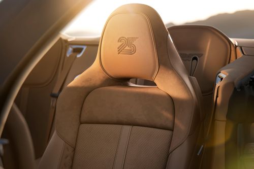  Ghế của Aston Martin Vanquish 25 được bọc da Semi-Aniline cao cấp cùng chất liệu Alcantara, kết hợp 3 tùy chọn màu sắc gồm đen Onyx Black, nâu Oxford Tan và xám Phantom Grey. Tựa đầu được trang trí với họa tiết "25" độc quyền. 