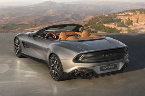 Được chế tác bởi bộ phận cá nhân hóa Q by Aston Martin, Vanquish 25 lấy cảm hứng từ chiếc Vanquish thế hệ đầu tiên ra mắt năm 2001, kết hợp các chi tiết thiết kế nguyên bản với kỹ thuật chế tác hiện đại. 