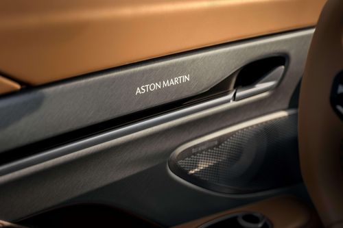  Logo Aston Martin được khắc bằng laser trên bề khảm bằng nhôm và sợi carbon là sự kết hợp quá khứ và hiện tại, tạo nên sự tương tác hài hòa giữa các vật liệu. 