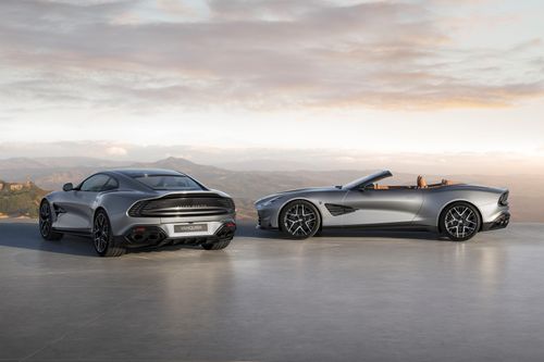  Tại Mỹ, Aston Martin Vanquish bản tiêu chuẩn có giá khởi điểm khoảng 427.700 USD. Sau khi bổ sung các tùy chọn, mức giá của mẫu xe này có thể lên đến 550.000 USD. 