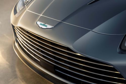  Dựa trên cấu hình ra mắt lần đầu vào năm 2001, Aston Martin Vanquish 25 sở hữu màu sơn bạc Q Skye Silver. Các chi tiết bằng thép không gỉ đặc trưng được thiết kế riêng tạo nên cảm giác chính xác và chuyển động xuyên suốt thân xe. 
