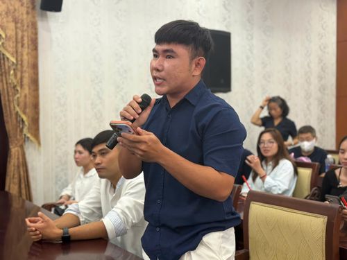  Nhà sáng tạo nội dung Thiện Nhân đặt câu hỏi tại hội nghị. Ảnh: An Hà. 