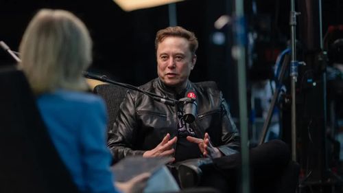 Elon Musk cho rằng đã quá muộn để ngăn chặn sự phát triển của AI và không thể dừng lại. Ảnh: Economist.