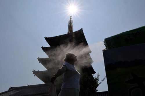 Tại chùa Sensoji ở Tokyo vào ngày 21/7 - ngày một số khu vực ở Nhật Bản ghi nhận nhiệt độ ít nhất khoảng 40 độ C. Ảnh: Reuters.