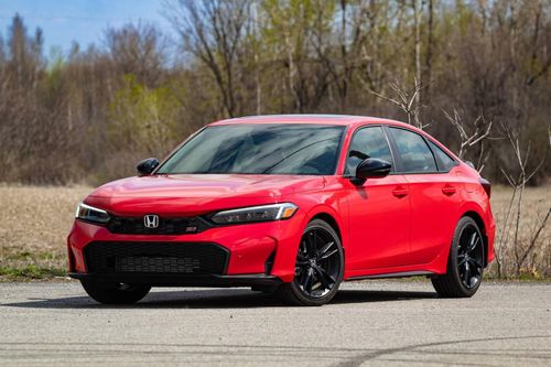 Honda xác nhận sẽ tạm dừng sản xuất Civic Si sau khi kết thúc vòng đời năm 2026. Quyết định này được đưa ra do "điều kiện kinh doanh đang thay đổi", song sẽ không khai tử hoàn toàn phiên bản thể thao này.