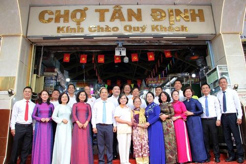 Đại biểu chụp ảnh lưu niệm