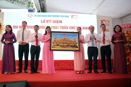 Đảng ủy, HĐND, UBND, Ủy ban MTTQ Việt Nam phường Tân Định trao tặng vật phẩm lưu niệm tại buổi lễ