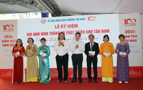 Lãnh đạo phường Tân Định trao tặng vật phẩm lưu niệm tri ân thành viên Ban Quản lý Chợ Tân Định qua các thời kỳ và các gia đình thương nhân tiêu biểu