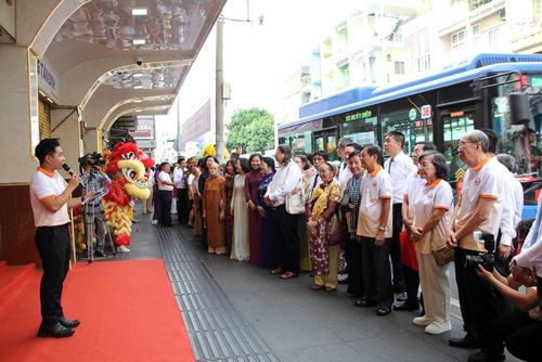 Các đại biểu dự Lễ ra mắt các công trình chào mừng kỷ niệm 100 năm hình thành và phát triển Chợ Tân Định