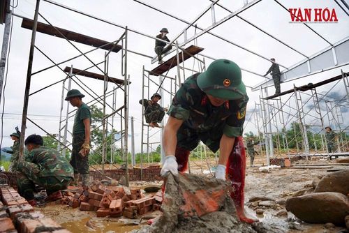 Lực lượng chức năng tham gia công tác khắc phục sau trận lũ quét
