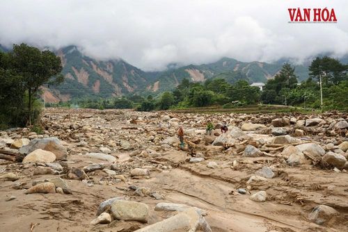 Nhiều diện tích hoa màu bị đất đá vùi lấp, ảnh hưởng đến sản xuất và sinh kế người dân