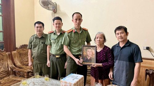 Công an xã Sao Vàng trao tặng ảnh phục dựng chân dung liệt sĩ Lê Hữu Tiếp cho vợ liệt sĩ, mang đến món quà tri ân đầy ý nghĩa sau hơn nửa thế kỷ mong mỏi