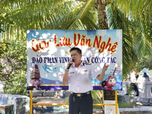 Ca sĩ Quang Long thuộc Đoàn văn công Hải quân biểu diễn ca khúc “Phan Vinh, bài ca tôi hát” trên đảo Phan Vinh