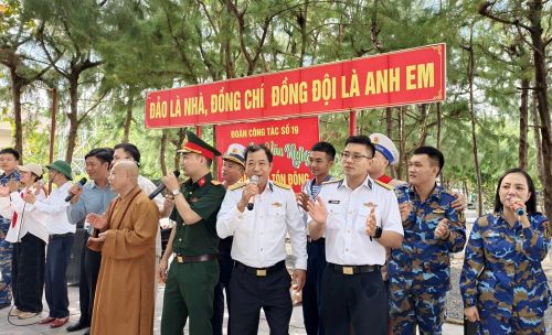 Sân khấu ở Trường Sa nằm dưới tán bàng vuông, phong ba, rặng phi lao nhưng chứa đựng lịch sử hào hùng ngàn năm của dân tộc phải đánh đổi máu xương của bao thế hệ cha ông