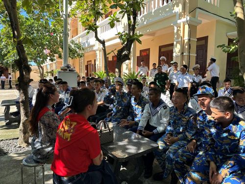 Phút giây trò chuyện vui vẻ giữa các ca sĩ, nghệ sĩ với cán bộ, chiến sĩ trên đảo
