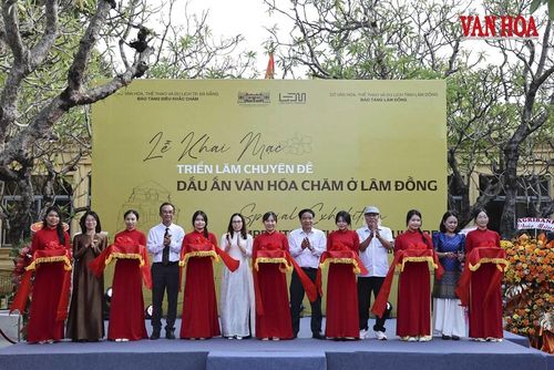 Các đại biểu thực hiện nghi thức khai mạc triển lãm chuyên đề "Dấu ấn văn hóa Chăm ở Lâm Đồng"