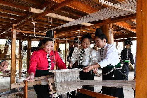Đây sẽ là mái nhà chung để hội viên cùng gìn giữ kỹ thuật nhuộm chàm, se sợi, tạo hoa văn làm nên bản sắc Thái và trao truyền cho lớp trẻ. Mỗi tấm khăn Piêu, mỗi bộ áo cóm không chỉ là sản phẩm, mà còn là câu chuyện văn hóa được dệt nên từ đôi tay người phụ nữ