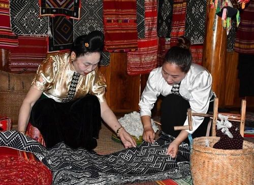 Đó là cách để thổ cẩm Yên Châu đến với đông đảo người dân và du khách, góp phần quảng bá hình ảnh Sơn La