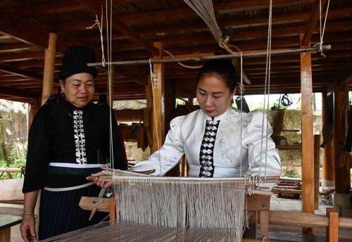 Ban điều hành gồm các nghệ nhân tâm huyết, dày dặn kinh nghiệm như bà Hoàng Thị Thoát, bà Quàng Thị Bưởng và bà Quàng Thị Lan là những người "giữ lửa" cho nghề dệt ở Yên Châu