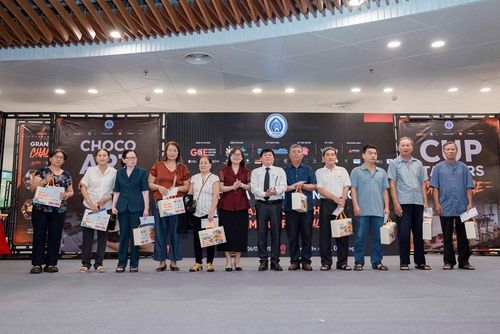 Trao quà tri ân các gia đình chính sách trên địa bàn phường Hải Châu