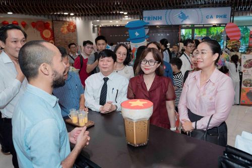Phó Chủ tịch UBND TP. Đà Nẵng Nguyễn Thị Anh Thi (ngoài cùng bên phải) cùng các đại biểu tham quan không gian trải nghiệm cà phê Việt