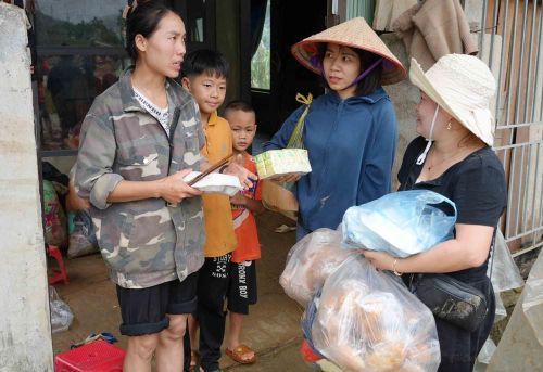 Tiếp tế thực phẩm cho những gia đình bị lũ cuốn trôi. Ảnh: Nguyễn Oanh - TTXVN