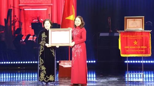 Phó Chủ tịch nước Võ Thị Ánh Xuân trao Huân chương Độc lập hạng Ba tặng bà Mai Kiều Liên - Anh hùng Lao động, Thành viên Hội đồng quản trị, Tổng Giám đốc Vinamilk. (Ảnh: VÂN ANH)