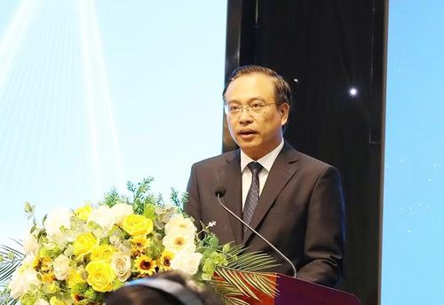 Đồng chí Đặng Thanh Sơn, Phó Chủ tịch Ủy ban nhân dân tỉnh Ninh Bình phát biểu tại diễn đàn.