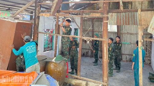 Bộ đội giúp dân sửa nhà.